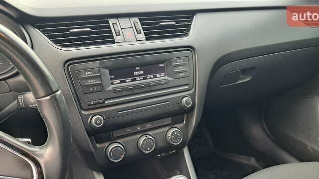Білий Шкода Октавія, об'ємом двигуна 1.6 л та пробігом 183 тис. км за 9300 $, фото 16 на Automoto.ua