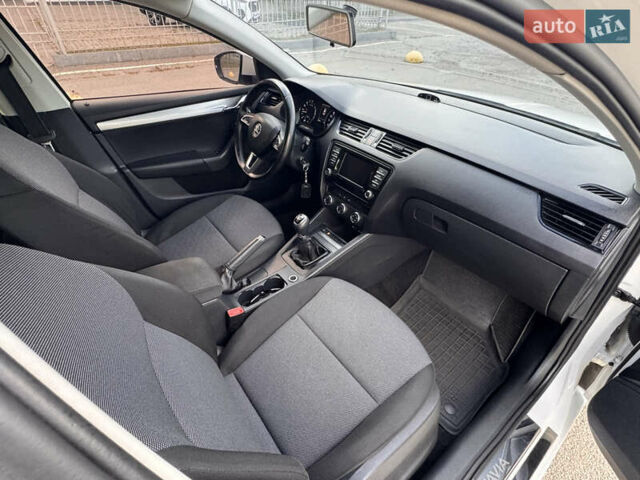 Белый Шкода Октавия, объемом двигателя 1.6 л и пробегом 280 тыс. км за 9500 $, фото 13 на Automoto.ua