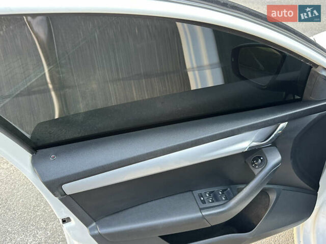 Білий Шкода Октавія, об'ємом двигуна 1.6 л та пробігом 180 тис. км за 11200 $, фото 9 на Automoto.ua