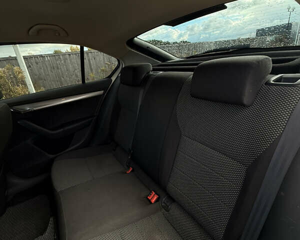 Белый Шкода Октавия, объемом двигателя 1.4 л и пробегом 130 тыс. км за 10000 $, фото 13 на Automoto.ua