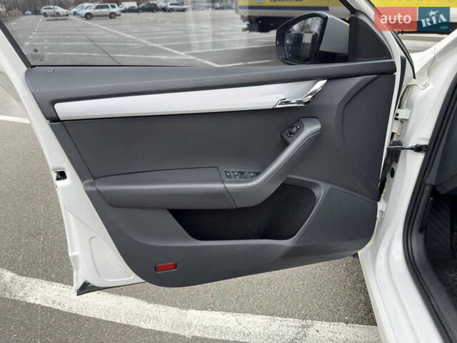 Білий Шкода Октавія, об'ємом двигуна 1.4 л та пробігом 194 тис. км за 8800 $, фото 10 на Automoto.ua