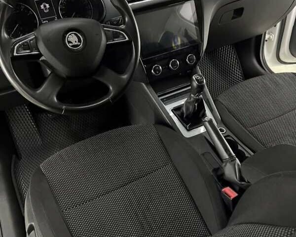 Белый Шкода Октавия, объемом двигателя 1.4 л и пробегом 127 тыс. км за 12500 $, фото 5 на Automoto.ua