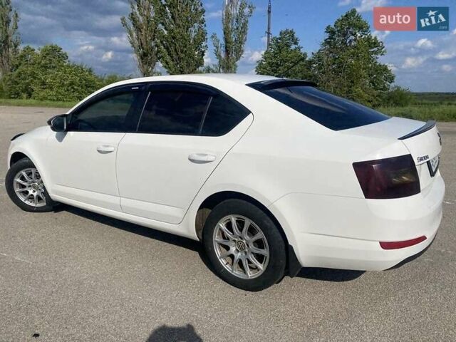 Білий Шкода Октавія, об'ємом двигуна 1.6 л та пробігом 275 тис. км за 9350 $, фото 4 на Automoto.ua