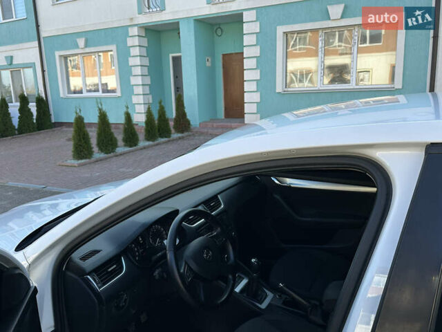 Белый Шкода Октавия, объемом двигателя 1.6 л и пробегом 182 тыс. км за 10300 $, фото 1 на Automoto.ua