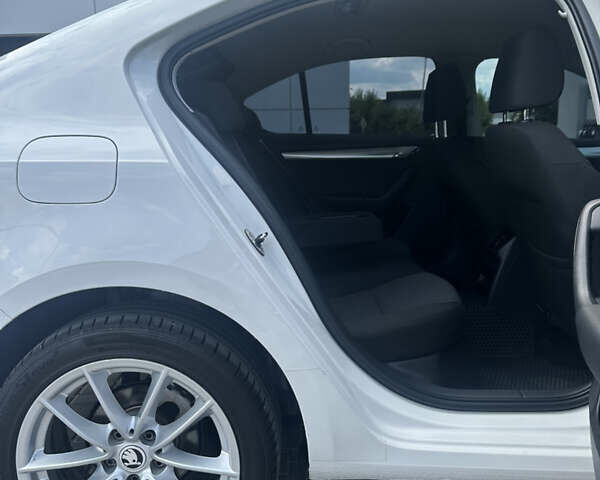 Белый Шкода Октавия, объемом двигателя 1.6 л и пробегом 285 тыс. км за 11700 $, фото 4 на Automoto.ua