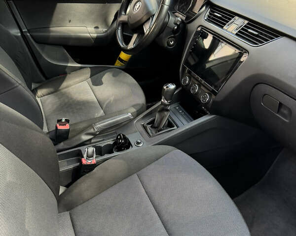 Білий Шкода Октавія, об'ємом двигуна 1.6 л та пробігом 216 тис. км за 9800 $, фото 8 на Automoto.ua