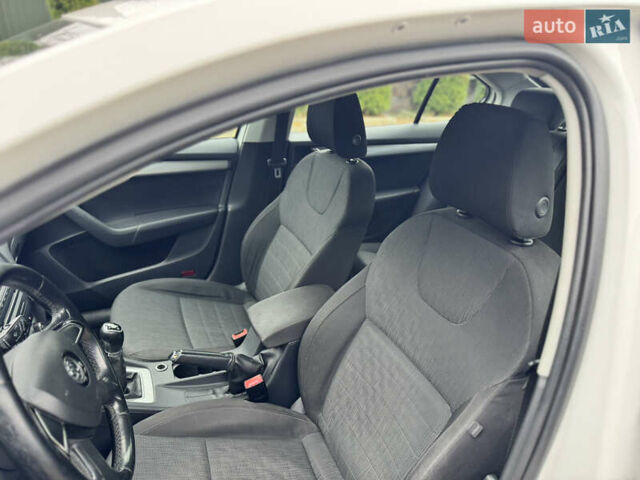 Білий Шкода Октавія, об'ємом двигуна 1.6 л та пробігом 220 тис. км за 9000 $, фото 7 на Automoto.ua