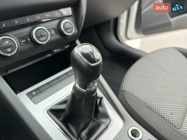 Білий Шкода Октавія, об'ємом двигуна 1.4 л та пробігом 194 тис. км за 8800 $, фото 21 на Automoto.ua