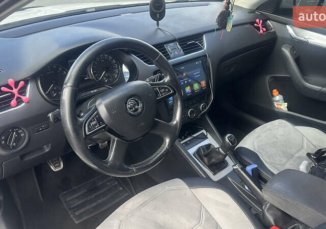 Білий Шкода Октавія, об'ємом двигуна 1.6 л та пробігом 261 тис. км за 10000 $, фото 11 на Automoto.ua