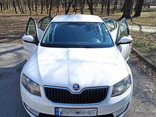 Белый Шкода Октавия, объемом двигателя 1.2 л и пробегом 220 тыс. км за 9000 $, фото 2 на Automoto.ua