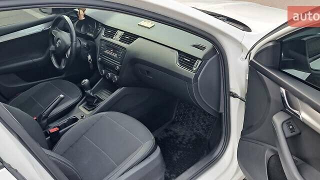 Білий Шкода Октавія, об'ємом двигуна 1.6 л та пробігом 183 тис. км за 9300 $, фото 8 на Automoto.ua