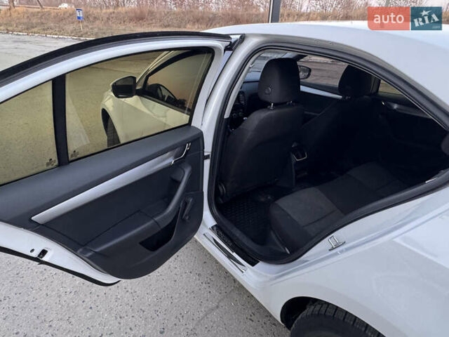 Белый Шкода Октавия, объемом двигателя 1.6 л и пробегом 280 тыс. км за 9000 $, фото 8 на Automoto.ua