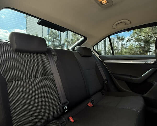 Белый Шкода Октавия, объемом двигателя 1.4 л и пробегом 130 тыс. км за 10000 $, фото 24 на Automoto.ua