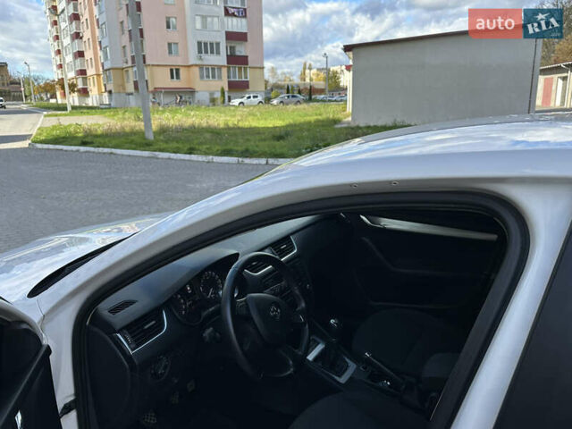 Белый Шкода Октавия, объемом двигателя 1.6 л и пробегом 180 тыс. км за 10700 $, фото 26 на Automoto.ua