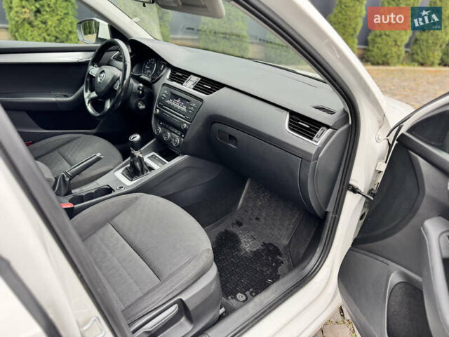 Білий Шкода Октавія, об'ємом двигуна 1.6 л та пробігом 220 тис. км за 9000 $, фото 11 на Automoto.ua