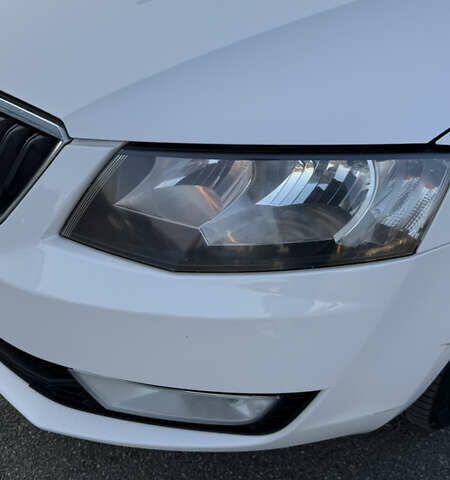 Шкода Октавия 2014 в Киеве на Automoto.ua Белый Шкода Октавия, объемом двигателя 1.8 л и пробегом 279 тыс. км за 9900 $, фото 3 на Automoto.ua