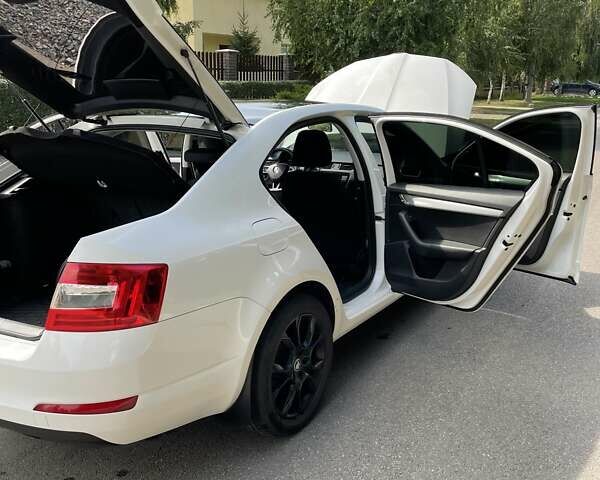 Белый Шкода Октавия, объемом двигателя 1.8 л и пробегом 215 тыс. км за 11550 $, фото 1 на Automoto.ua