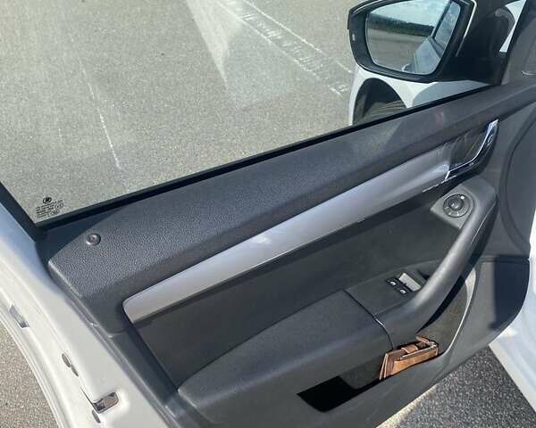 Білий Шкода Октавія, об'ємом двигуна 1.6 л та пробігом 275 тис. км за 9350 $, фото 15 на Automoto.ua