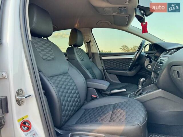 Шкода Октавия 2014 в Днепре (Днепропетровске) на Automoto.ua Белый Шкода Октавия, объемом двигателя 1.8 л и пробегом 230 тыс. км за 12000 $, фото 9 на Automoto.ua