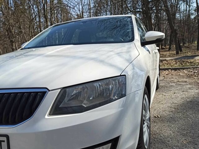 Белый Шкода Октавия, объемом двигателя 1.2 л и пробегом 220 тыс. км за 9000 $, фото 3 на Automoto.ua