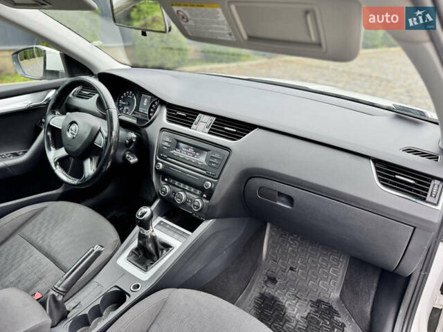 Білий Шкода Октавія, об'ємом двигуна 1.6 л та пробігом 220 тис. км за 9000 $, фото 10 на Automoto.ua