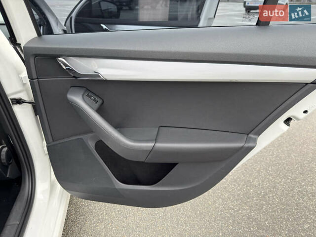 Білий Шкода Октавія, об'ємом двигуна 1.4 л та пробігом 194 тис. км за 8800 $, фото 16 на Automoto.ua