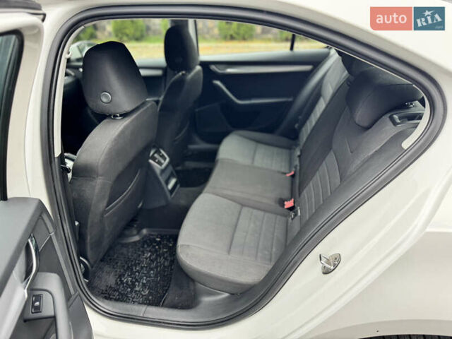 Білий Шкода Октавія, об'ємом двигуна 1.6 л та пробігом 220 тис. км за 9000 $, фото 8 на Automoto.ua