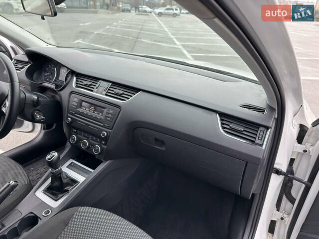 Білий Шкода Октавія, об'ємом двигуна 1.4 л та пробігом 194 тис. км за 8800 $, фото 12 на Automoto.ua