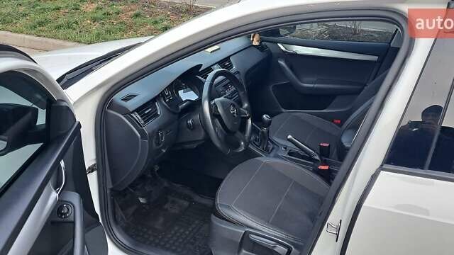 Білий Шкода Октавія, об'ємом двигуна 1.6 л та пробігом 183 тис. км за 9300 $, фото 7 на Automoto.ua