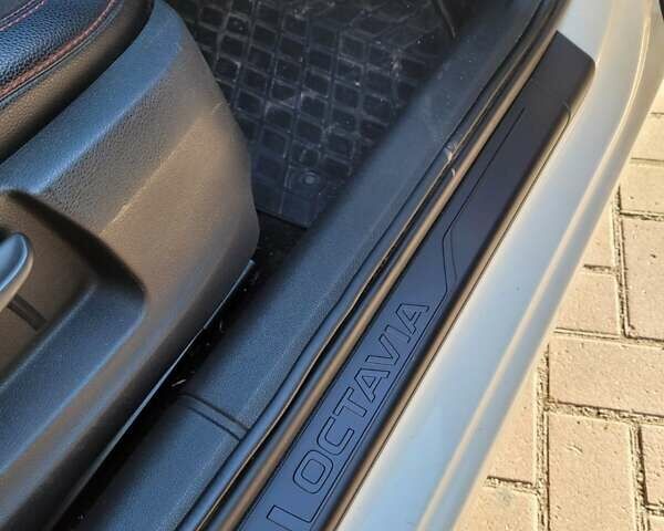 Шкода Октавия 2014 в Хмельницком на Automoto.ua Белый Шкода Октавия, объемом двигателя 1.2 л и пробегом 262 тыс. км за 9200 $, фото 9 на Automoto.ua