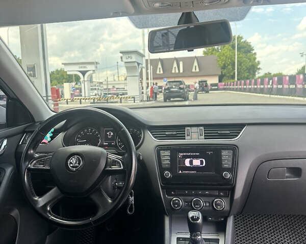 Белый Шкода Октавия, объемом двигателя 1.6 л и пробегом 285 тыс. км за 11700 $, фото 6 на Automoto.ua