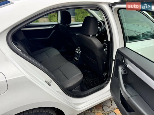 Білий Шкода Октавія, об'ємом двигуна 1.6 л та пробігом 220 тис. км за 9000 $, фото 12 на Automoto.ua
