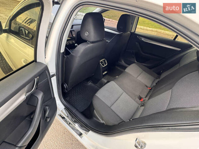 Белый Шкода Октавия, объемом двигателя 1.6 л и пробегом 280 тыс. км за 9500 $, фото 10 на Automoto.ua