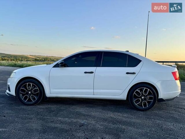 Шкода Октавия 2014 в Днепре (Днепропетровске) на Automoto.ua Белый Шкода Октавия, объемом двигателя 1.8 л и пробегом 230 тыс. км за 12000 $, фото 3 на Automoto.ua