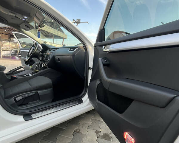 Шкода Октавія 2014 у Хусте на Automoto.ua Білий Шкода Октавія, об'ємом двигуна 1.97 л та пробігом 252 тис. км за 12200 $, фото 58 на Automoto.ua