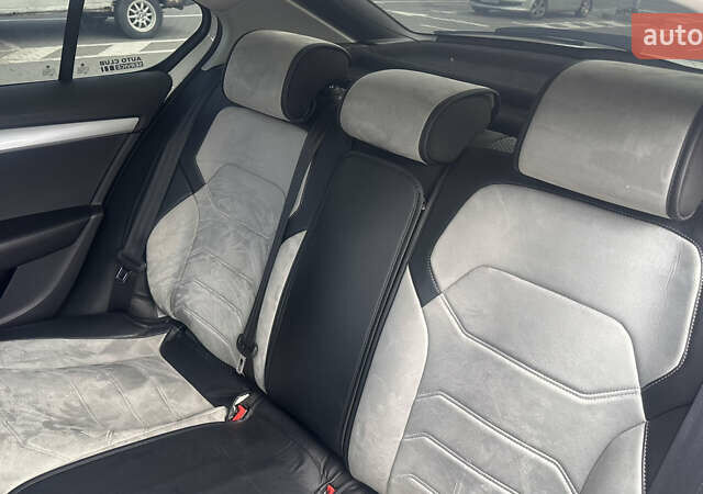 Білий Шкода Октавія, об'ємом двигуна 1.6 л та пробігом 261 тис. км за 10000 $, фото 10 на Automoto.ua