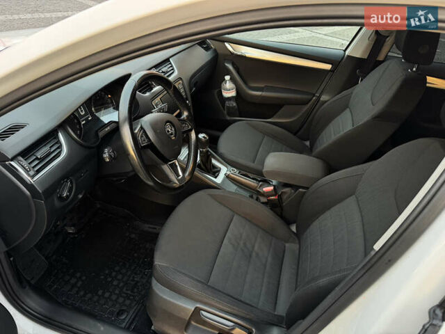 Білий Шкода Октавія, об'ємом двигуна 1.6 л та пробігом 232 тис. км за 10400 $, фото 8 на Automoto.ua