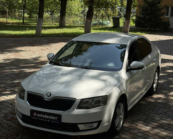 Белый Шкода Октавия, объемом двигателя 1.6 л и пробегом 296 тыс. км за 9800 $, фото 1 на Automoto.ua