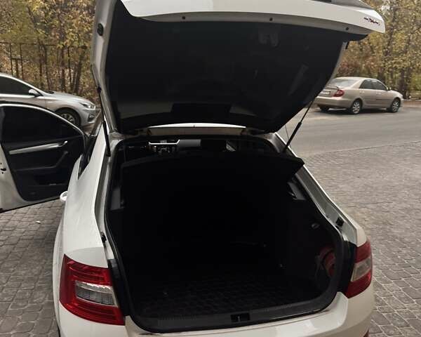 Белый Шкода Октавия, объемом двигателя 1.97 л и пробегом 243 тыс. км за 12700 $, фото 11 на Automoto.ua