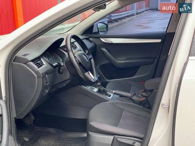 Белый Шкода Октавия, объемом двигателя 1.6 л и пробегом 152 тыс. км за 10500 $, фото 17 на Automoto.ua