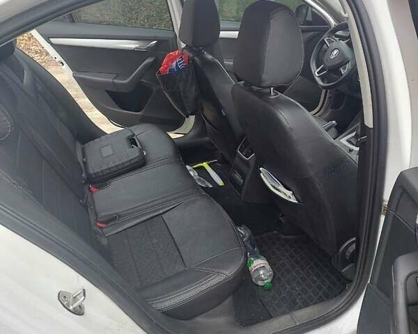 Белый Шкода Октавия, объемом двигателя 1.2 л и пробегом 435 тыс. км за 9500 $, фото 20 на Automoto.ua