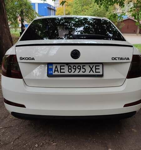 Белый Шкода Октавия, объемом двигателя 1.6 л и пробегом 300 тыс. км за 11200 $, фото 7 на Automoto.ua