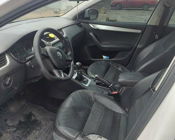 Белый Шкода Октавия, объемом двигателя 1.2 л и пробегом 435 тыс. км за 9500 $, фото 12 на Automoto.ua