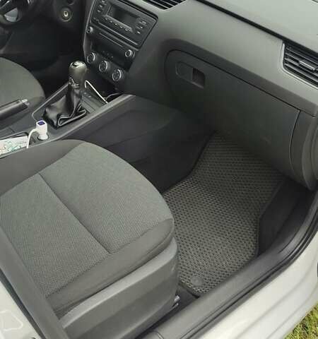 Белый Шкода Октавия, объемом двигателя 1.6 л и пробегом 300 тыс. км за 11200 $, фото 28 на Automoto.ua