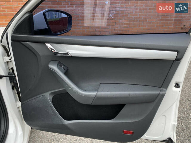 Білий Шкода Октавія, об'ємом двигуна 1.4 л та пробігом 194 тис. км за 8800 $, фото 33 на Automoto.ua