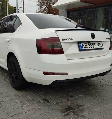Белый Шкода Октавия, объемом двигателя 1.6 л и пробегом 300 тыс. км за 11200 $, фото 1 на Automoto.ua