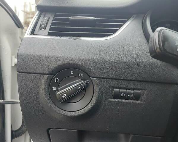 Белый Шкода Октавия, объемом двигателя 1.2 л и пробегом 435 тыс. км за 9500 $, фото 17 на Automoto.ua