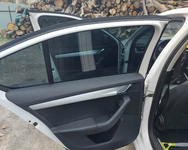 Белый Шкода Октавия, объемом двигателя 1.2 л и пробегом 435 тыс. км за 9500 $, фото 24 на Automoto.ua