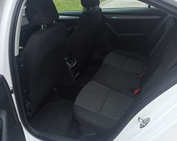 Белый Шкода Октавия, объемом двигателя 1.6 л и пробегом 211 тыс. км за 9800 $, фото 13 на Automoto.ua