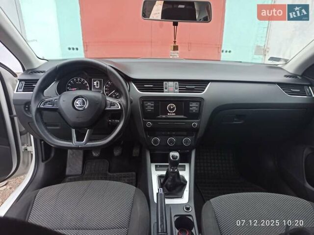 Белый Шкода Октавия, объемом двигателя 1.6 л и пробегом 211 тыс. км за 9800 $, фото 10 на Automoto.ua